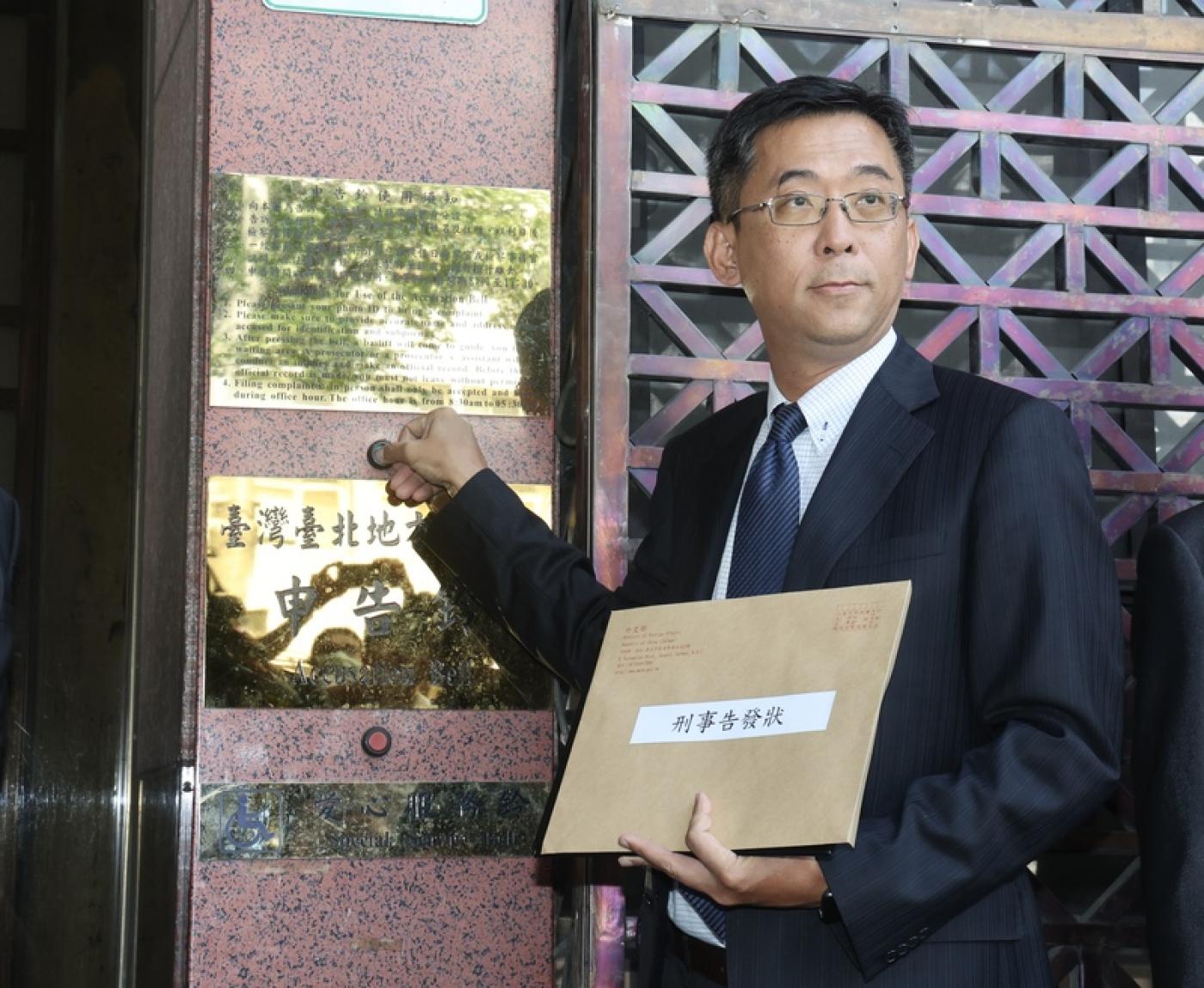 外交部條法司副司長許柏逸7日代表外交部到台北地檢署控告徐涉嫌洩密。中央社