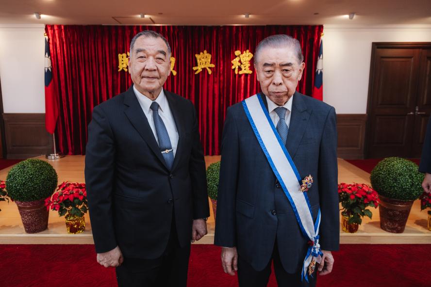 敬軍場次逾1千9百次創史上最多　邱國正頒贈李棟樑二等寶鼎勳章