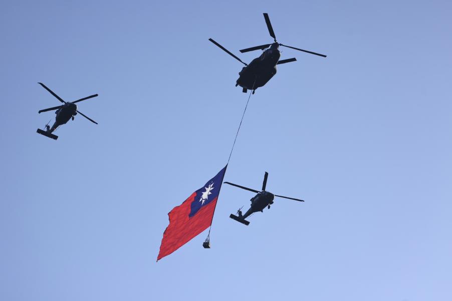 520就職典禮空中全兵力預演　巨幅國旗飛越總統府