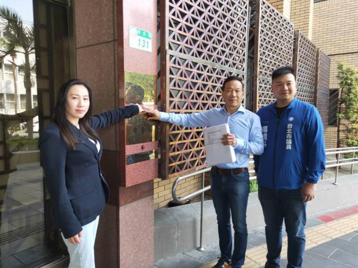 國民黨台北市議員鍾小平（中）、楊植斗（右）、林杏兒（左）質疑，9日告發柯文哲等人涉圖利罪。中央社