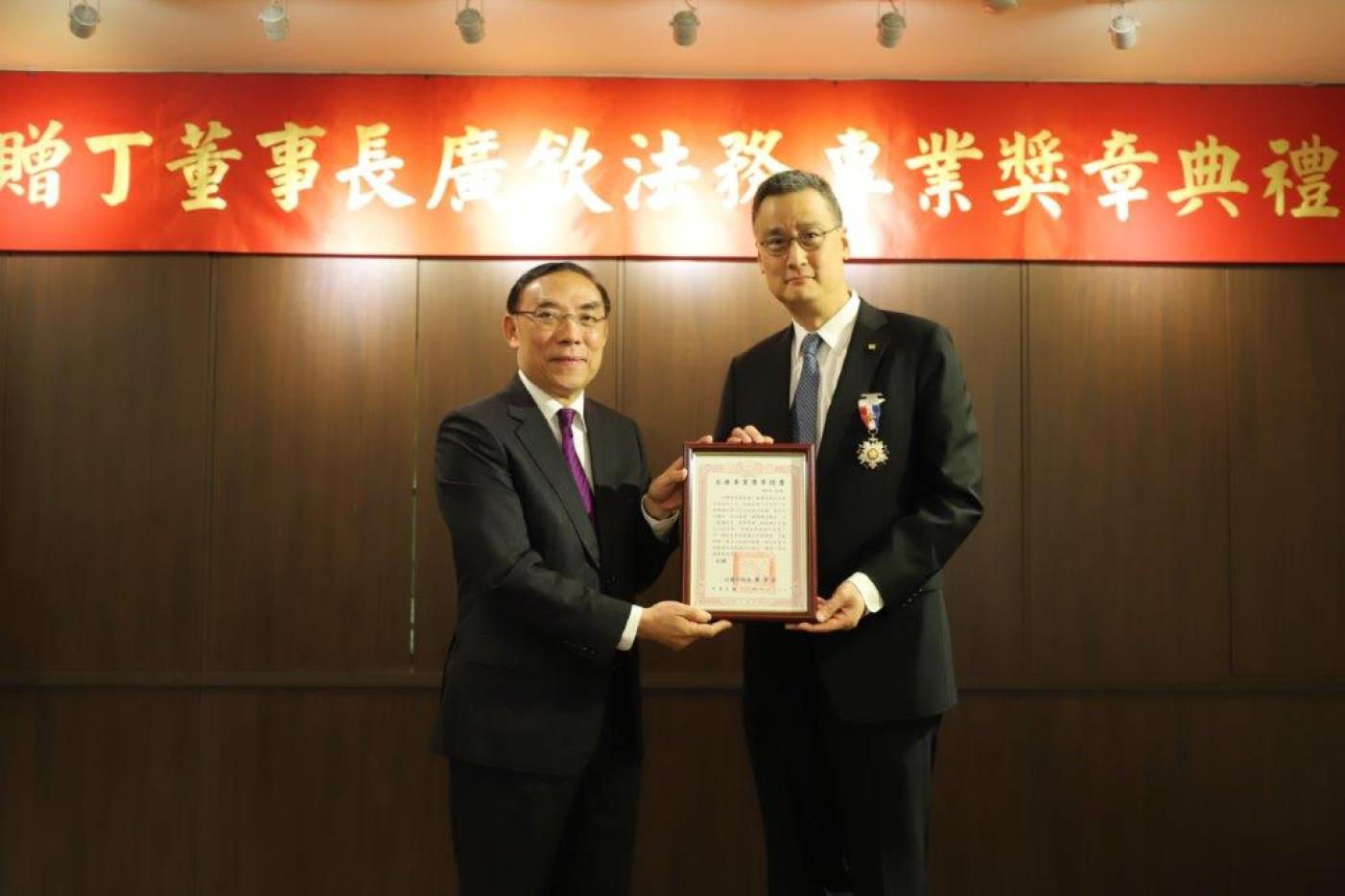 台灣世界展望會董事長丁廣欽（右）今獲頒法務部一等專業獎章。法務部提供