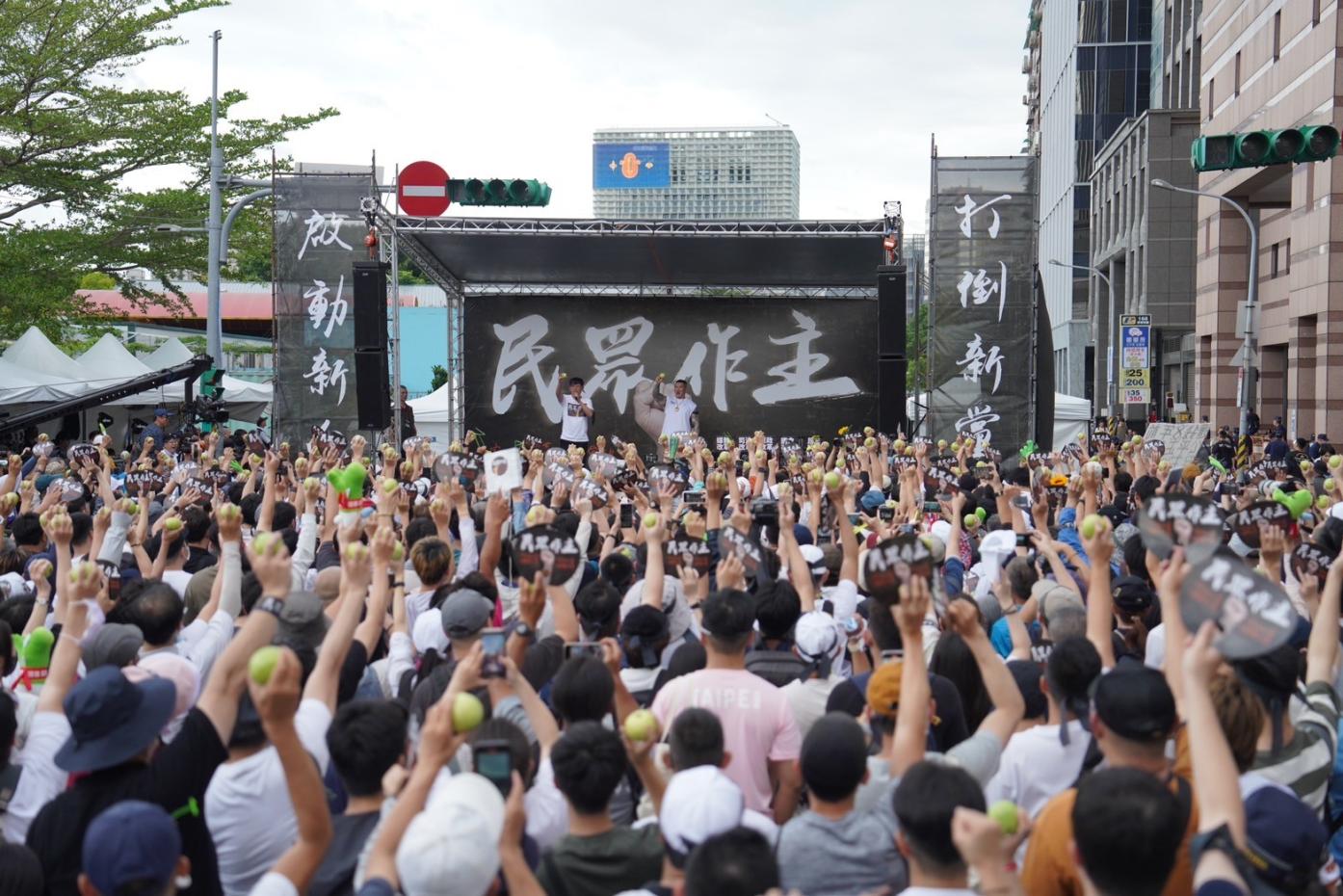 臺灣民眾黨在北平東路民進黨中央黨部前舉行「519草根決心行動」，現場號稱有8千人齊聚，現場支持者手持芭樂，痛批民進黨是「芭樂黨」。民眾黨提供