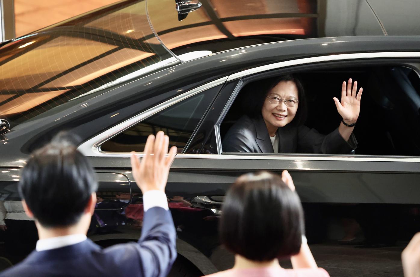 賴清德及第一夫人吳玫如恭送卸任總統蔡英文離開總統府。台北市攝影記者聯誼會提供