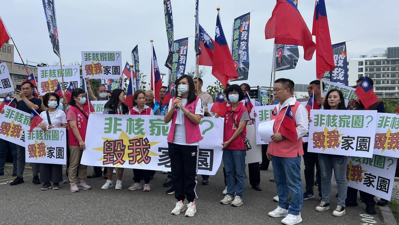 台南市議會國民黨團議員今天傍晚號召民眾到國宴會場外圍抗議能源政策。辛啓松攝