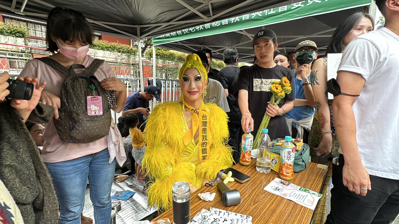 知名變裝皇后妮妃雅21日以一席招牌黃色的服裝現身立院外，支持民團抗議活動。林泊志攝