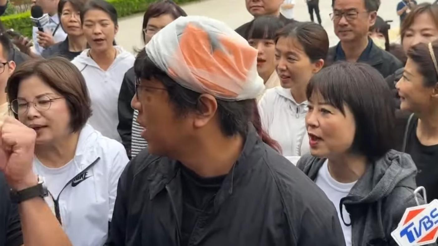 民進黨立委沈伯洋包著頭巾走進議場惹議。翻攝TVBS直播畫面