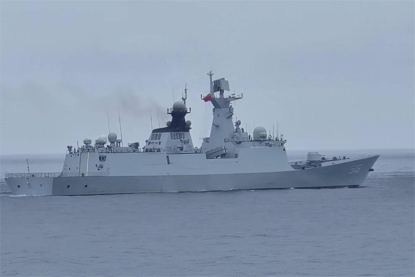 中國548號軍艦「益陽」號飛彈護衛艦，上午靠近彭佳嶼附近海域遭我方驅離。海巡署提供