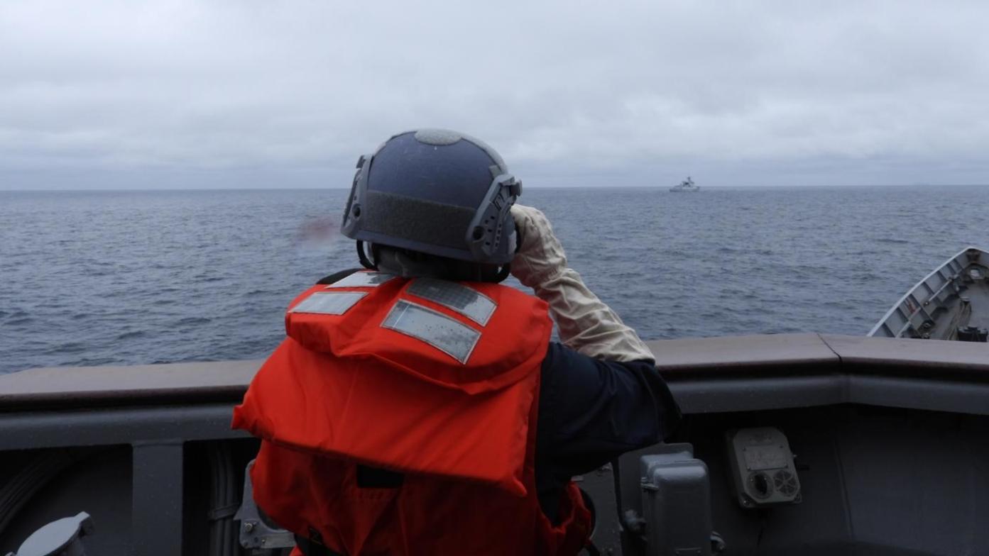 國防部證實，解放軍海空機艦已逼近我24浬處。圖為我海軍班超軍艦，監控中共海軍052D型飛彈驅逐艦「紹興艦」。國防部提供