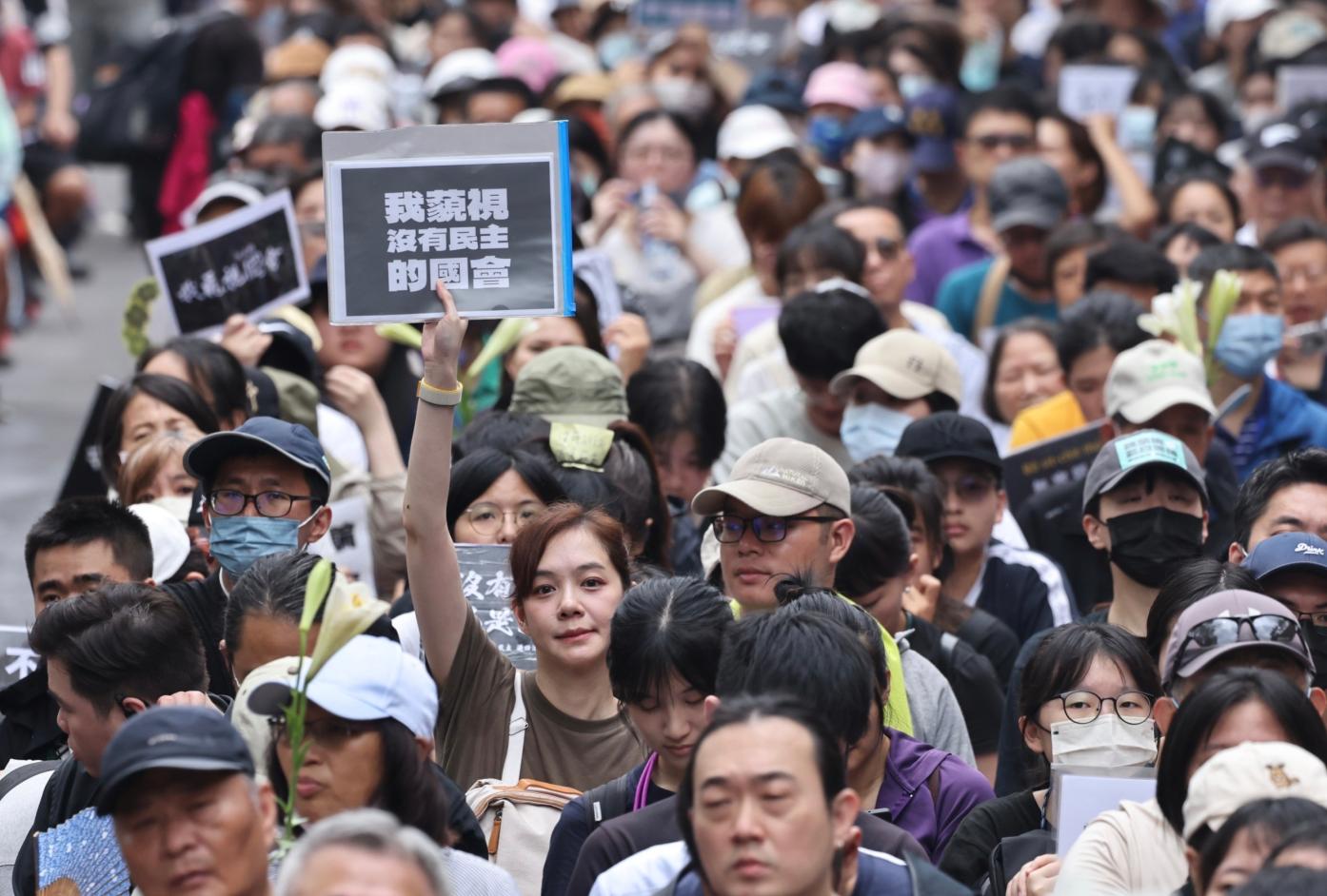 逾60個團體發起抗議，24日中午已逾１萬人在立院外集結抗議。林啟弘攝