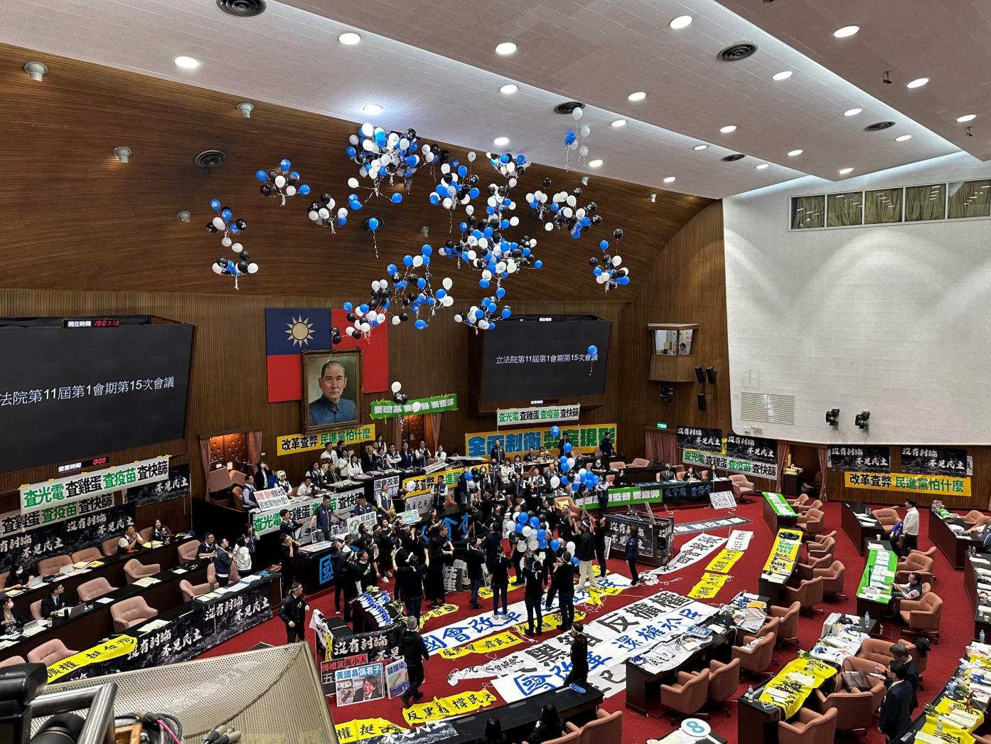 民進黨立委24日晚間每人手持一束藍、白、黑三色氣球進入議場，象徵藍、白、黑的幽靈盤據立法院。林啟弘攝