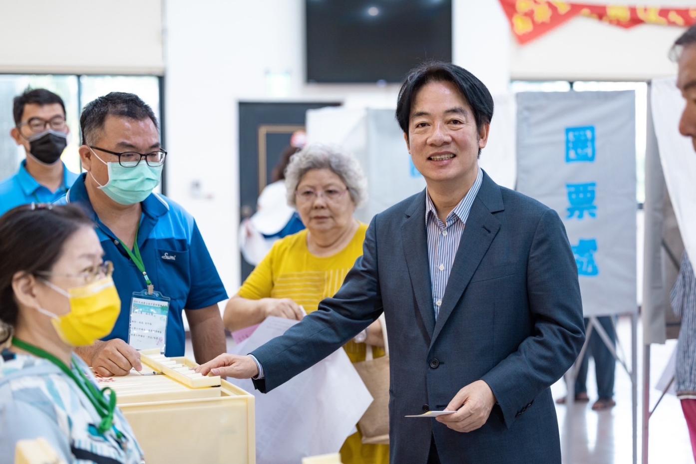 總統賴清德上午到台南參與黨職選舉投票。民進黨提供