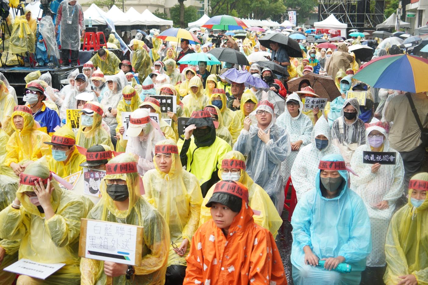 28日台北下大雨，仍有不少民眾穿著雨衣到立院外聲援。林泊志攝