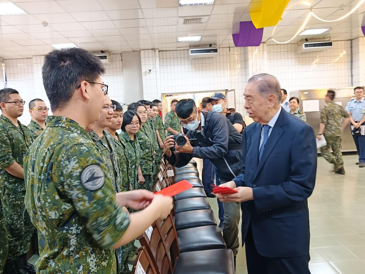 解放軍圍台軍演剛落幕，軍人之友社榮譽理事長李棟樑立即慰問海、空軍偵搜部隊。王烱華攝