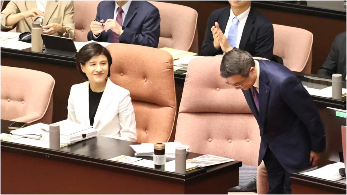 行政院長卓榮泰5月31日率副院長鄭麗君等各部會首長，赴立法院施政報告及備詢，並從座位起身向眾立委致謝。林啟弘攝