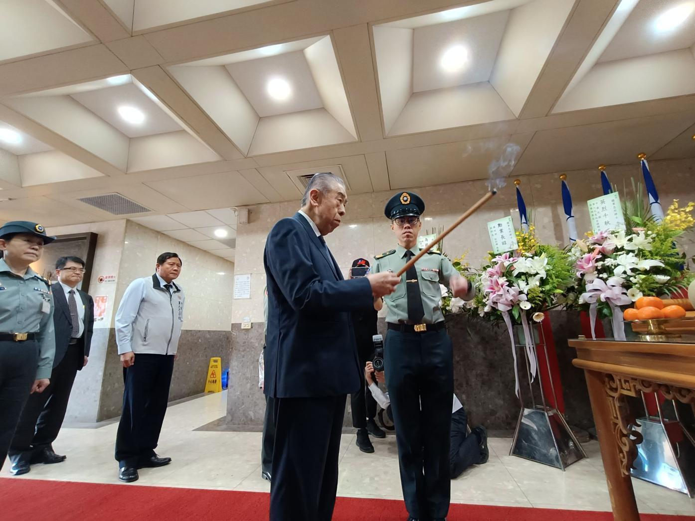 軍人之友社榮譽理事長李棟樑慰訪五指山國軍公墓，感謝官兵守護先烈英靈。王烱華攝