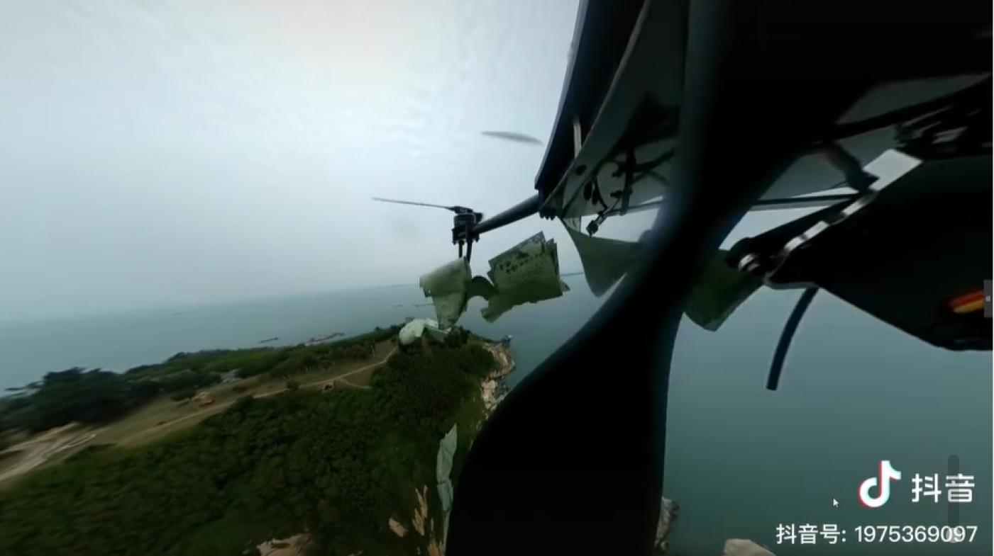 中國某民間公司操作無人機，飛至金門空投統戰傳單。翻攝抖音