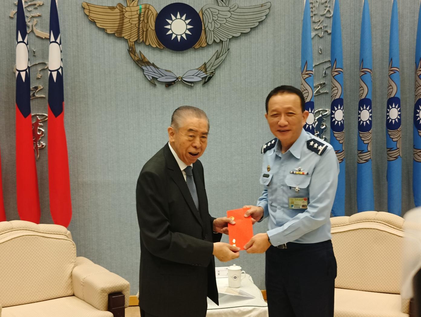 李棟樑慰問空軍向捍衛領空官兵致敬。王烱華攝