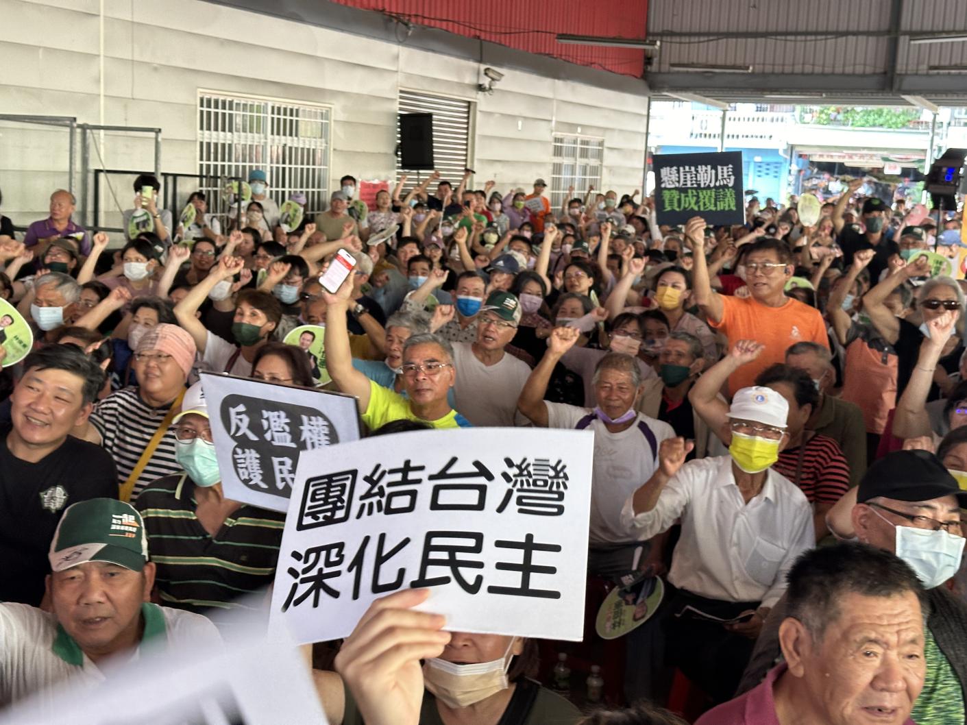 藍綠國會改革宣講周末台南對決，綠營陣勢浩大。辛啓松攝