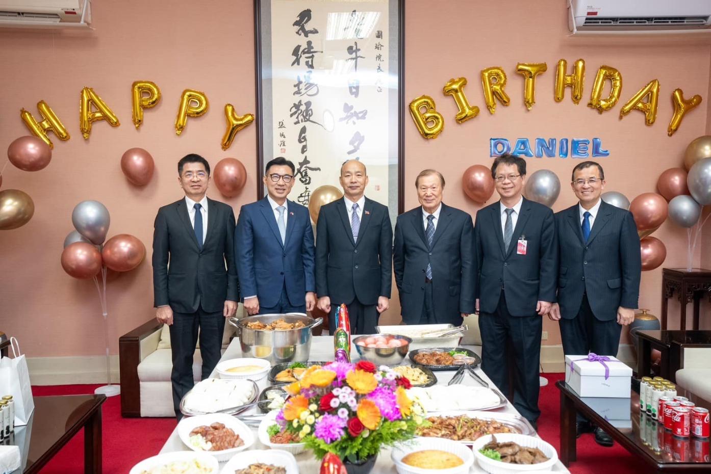 立法院長韓國瑜今天67歲生日，開心分享同仁幫他慶生的照片。翻攝韓國瑜臉書