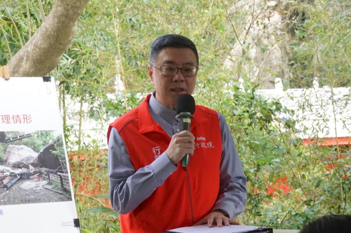 行政院長卓榮泰22日到花蓮視察震災復原狀況，談到台鐵229次列車撞土石流事故，他致歉表示努力得不夠快。中央社