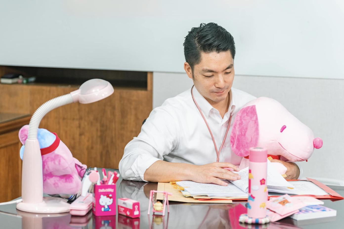 台北市長蔣萬安響應「國際粉紅日」，貼出粉紅小物圍繞的批公文照片。翻攝蔣萬安臉書