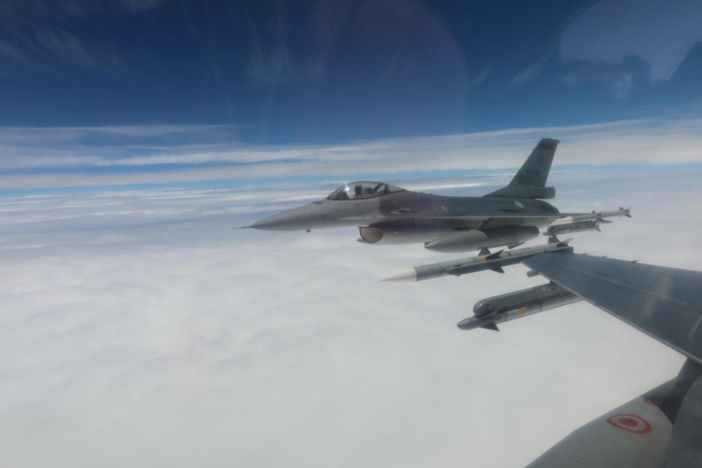 空軍F-16V戰機以空優掛載執行巡弋我空域。資料照片