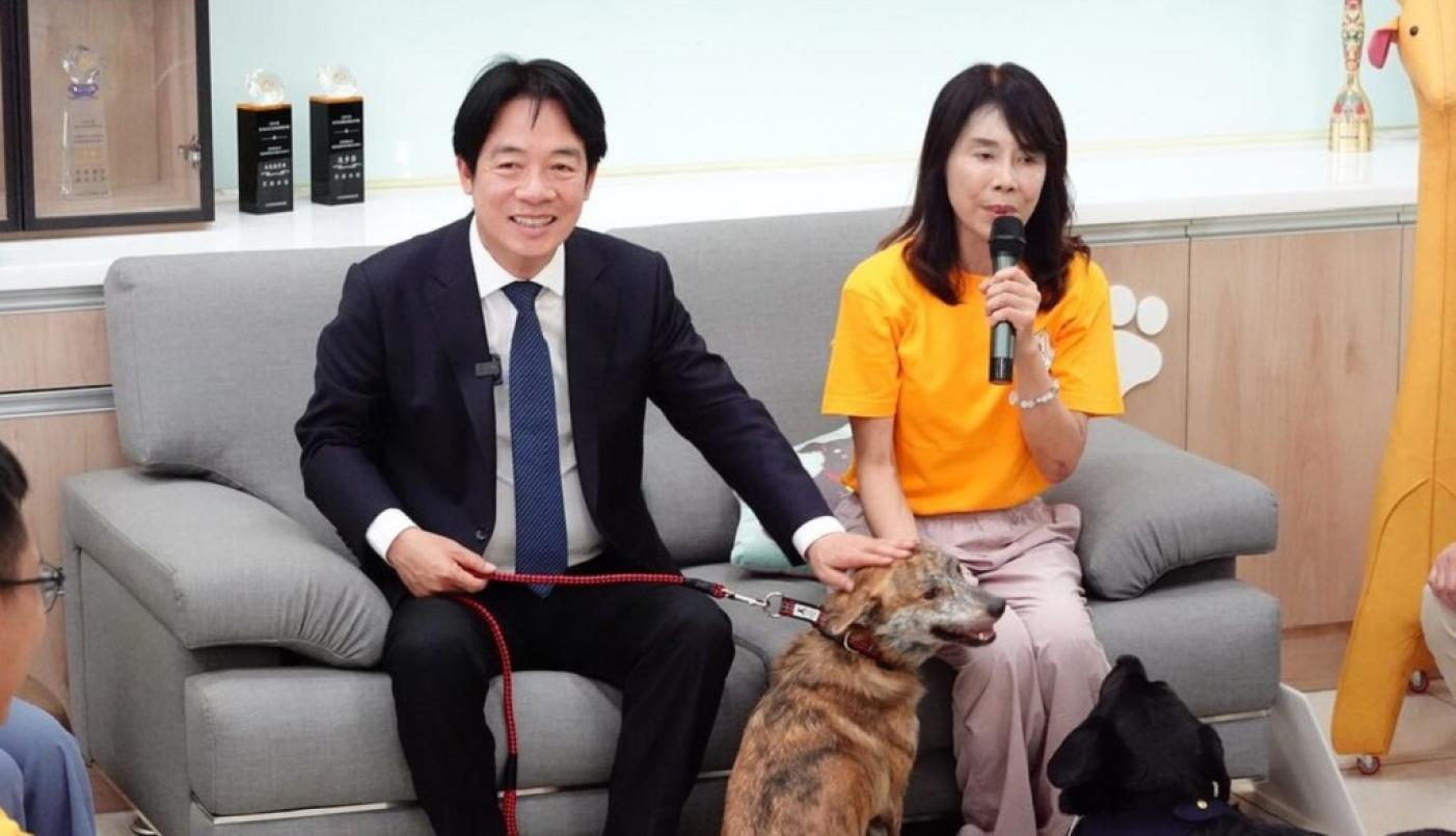 總統賴清德（左）30日參加屏東縣動物之家揭牌，在與狗狗互動時，發現1隻少了左前肢的毛孩「斑斑」，因感受到其渴望且熱情的眼神，決定搬進官邸後就領養牠。中央社