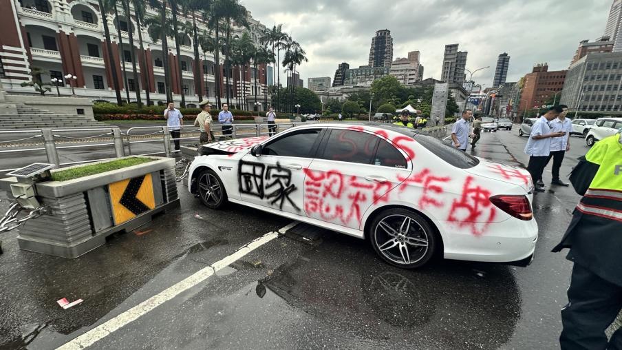 總統府再爆衝撞事件！白色賓士噴滿「認知作戰」字眼　猛撞府前花圃