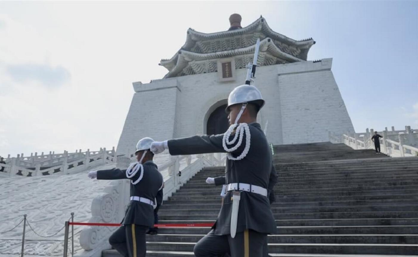 為落實轉型正義，三軍儀隊14日結束歷時44年在銅像大廳禮兵交接，15日上午9時首度於主堂體前民主大道實施巡查及訓練展示。中央社