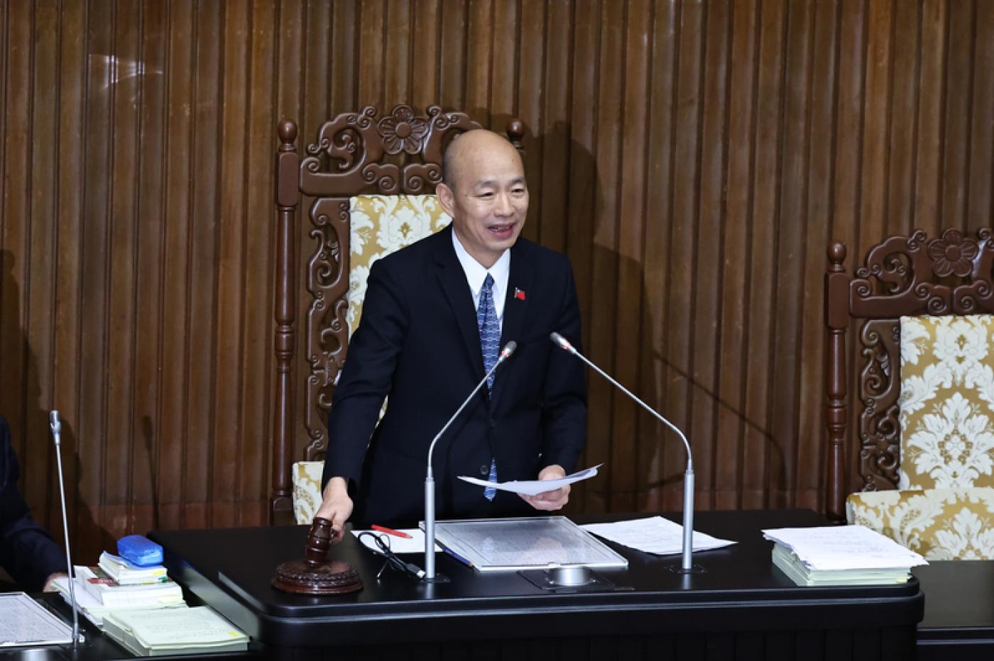 韓國瑜16日深夜敲槌宣布三讀通過新住民基本法後，宣布散會，第11屆第一會期宣告結束。中央社