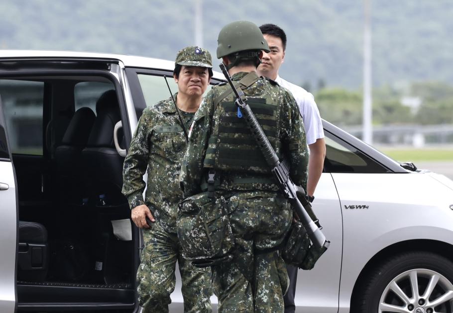 總統賴清德首度穿迷彩服親校漢光軍演　視導花蓮空軍戰備跑道整備