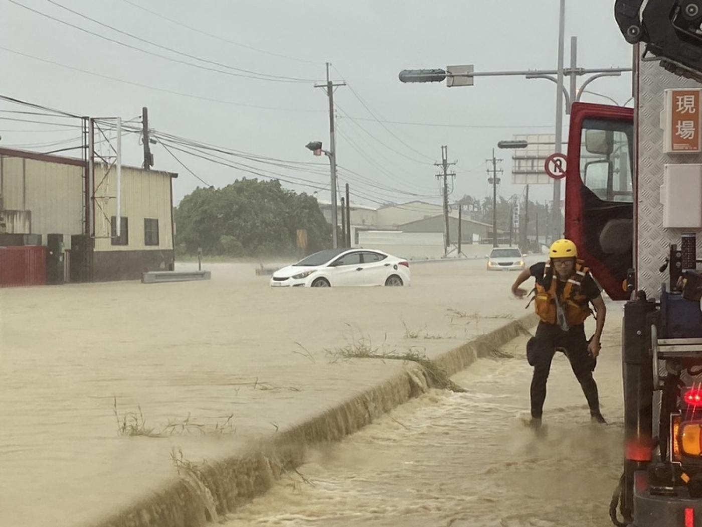 凱米颱風帶來驚人雨勢，25日清晨造成雲林縣斗南鎮淹水、有車輛受困，消防局前往救援。民眾提供