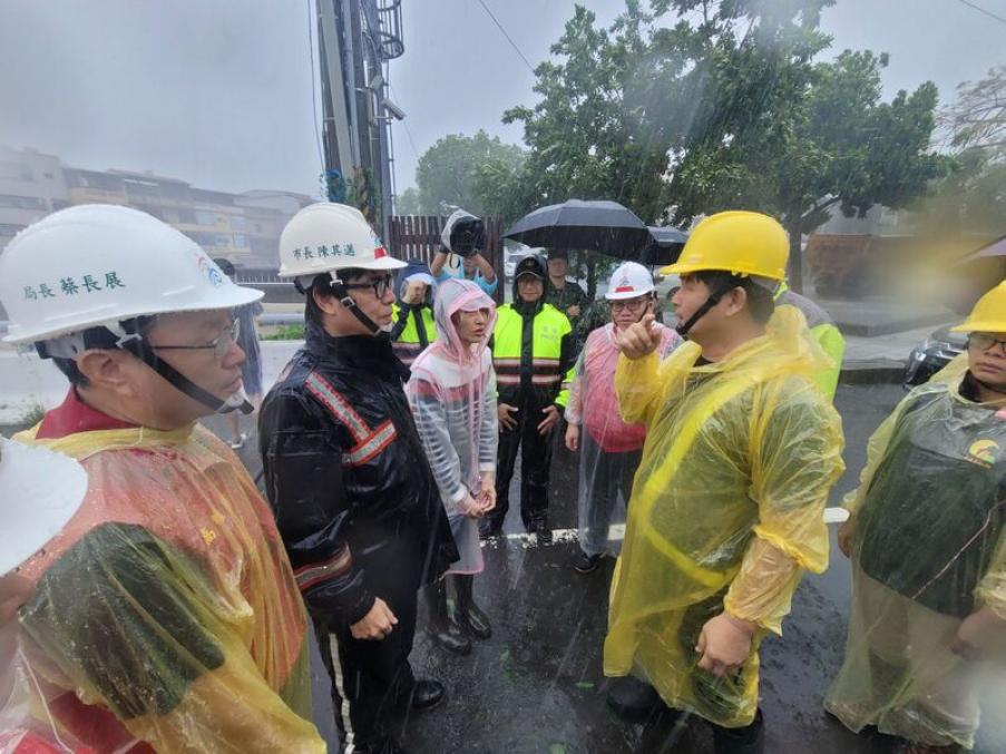 凱米雨彈狂炸！高雄淹成汪洋　媒體人點評2026市長人選「勘災表現」