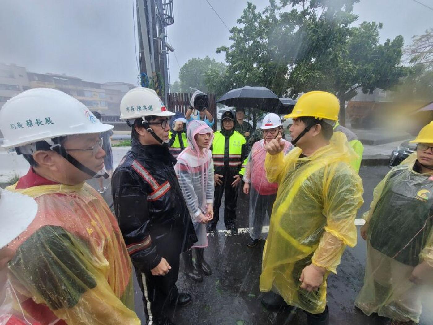 高雄山區累積雨量破千毫米，旗山溪滿水位、美濃湖溢堤，市長陳其邁（左2）、民進黨立委邱議瑩（左3）等人25日前往美濃勘災。中央社