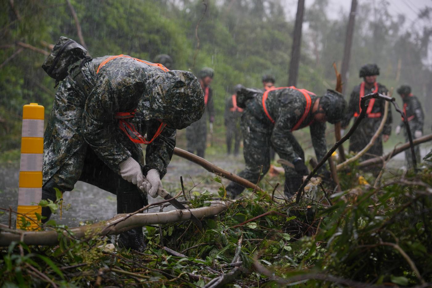 「凱米」颱風造成南部災情嚴重，國軍部隊全力救災。國防部提供