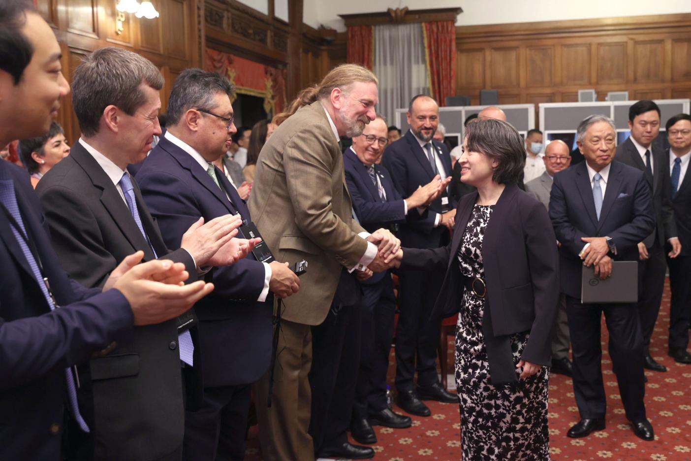 副總統蕭美琴（右）29日接見IPAC訪團，並表示台灣盼與所有國家共同合作確保民主、和平與繁榮等價值。總統府提供