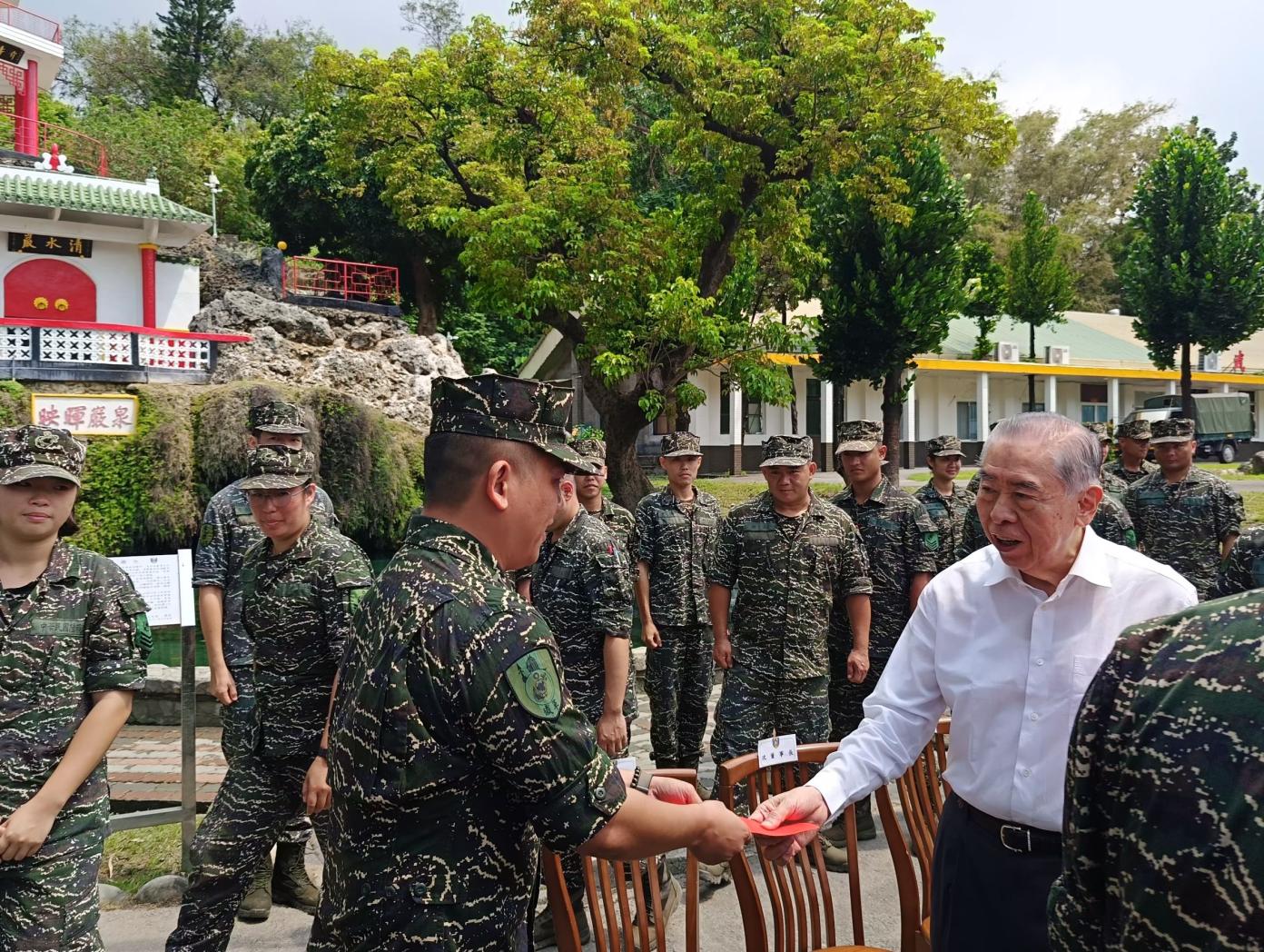 國軍全力投入凱米颱風救災，軍人之友社榮譽理事長李棟樑今慰勉南部駐軍感謝官兵辛勞。王烱華攝