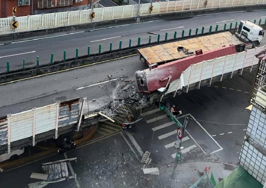 上班族塞爆哀號！聯結車撞忠孝橋「破大洞」　侯友宜撂重話：追究業者責任