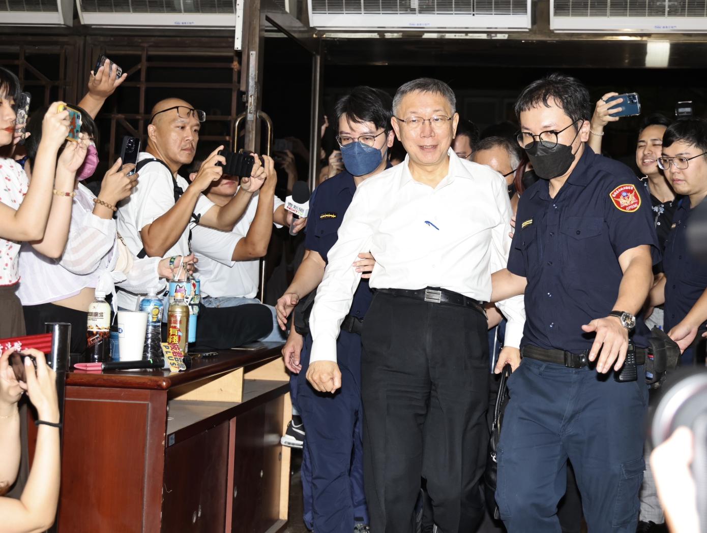 檢廉持續偵辦京華城容積案，前台北市長柯文哲（中）31日凌晨以被告身分移送北檢接受複訊。林啟弘攝