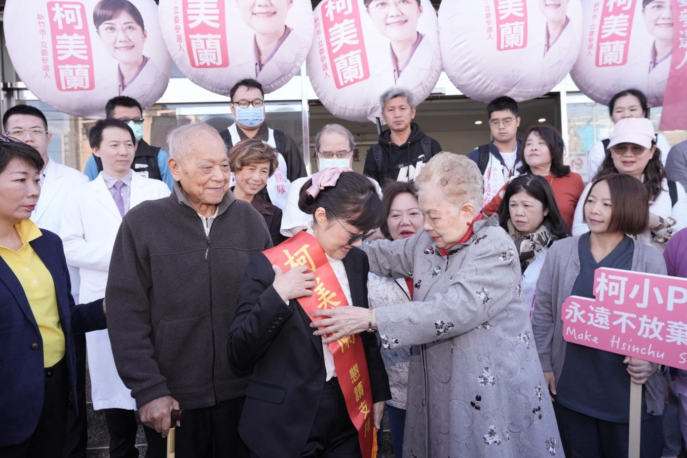 林國成６日透露，柯文哲母親（前排右）心情不平但很堅強，柯爸（前排左2）目前住院狀況不理想。翻攝柯美蘭臉書