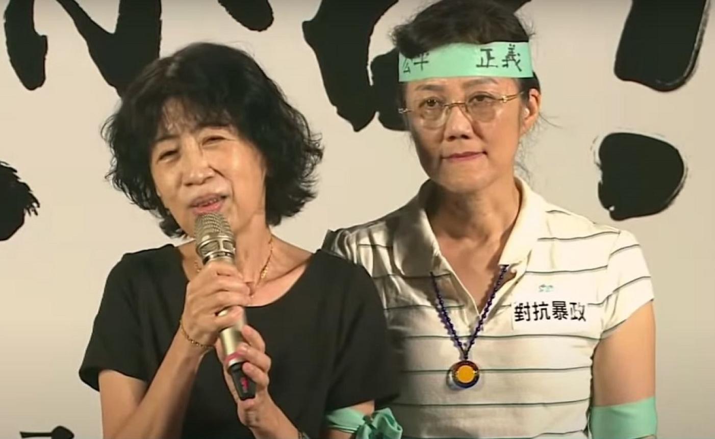 民眾黨主席柯文哲妻子陳佩琪（左）和柯胞妹柯美蘭（右）在9日全國開講上台發言，陳佩琪解釋檢廉搜索時，柯文哲在大號加上手機關靜音，才沒聽見。翻攝民眾之聲YT平台