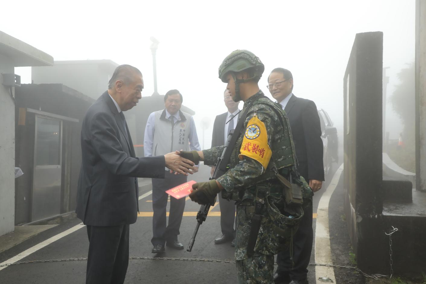 軍友社榮譽理事長李棟樑感謝官兵２４小時保衛國家。軍友社提供