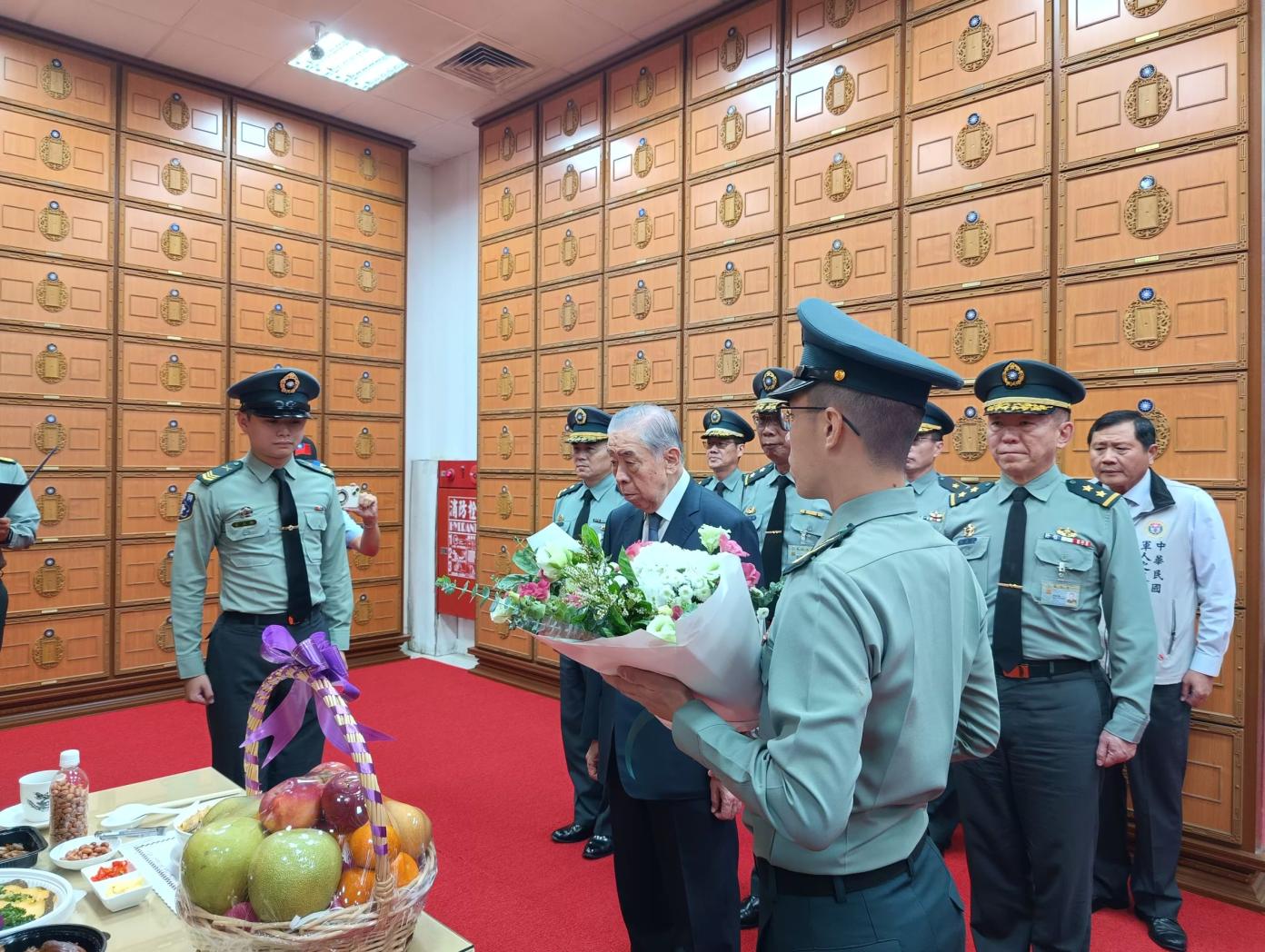 軍人之友社榮譽理事長李棟樑第33次到五指山公墓緬懷先烈犒慰官兵。王烱華攝