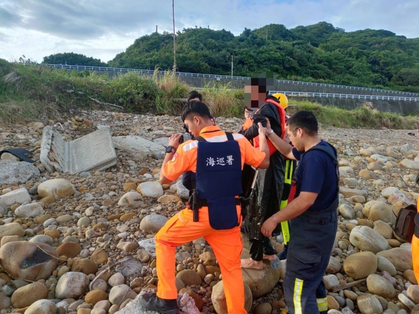 30歲中國籍王姓男子搭橡皮艇出現在新北林口太平里濱海公路附近海域，海巡署獲報派人趕到現場。 翻攝畫面