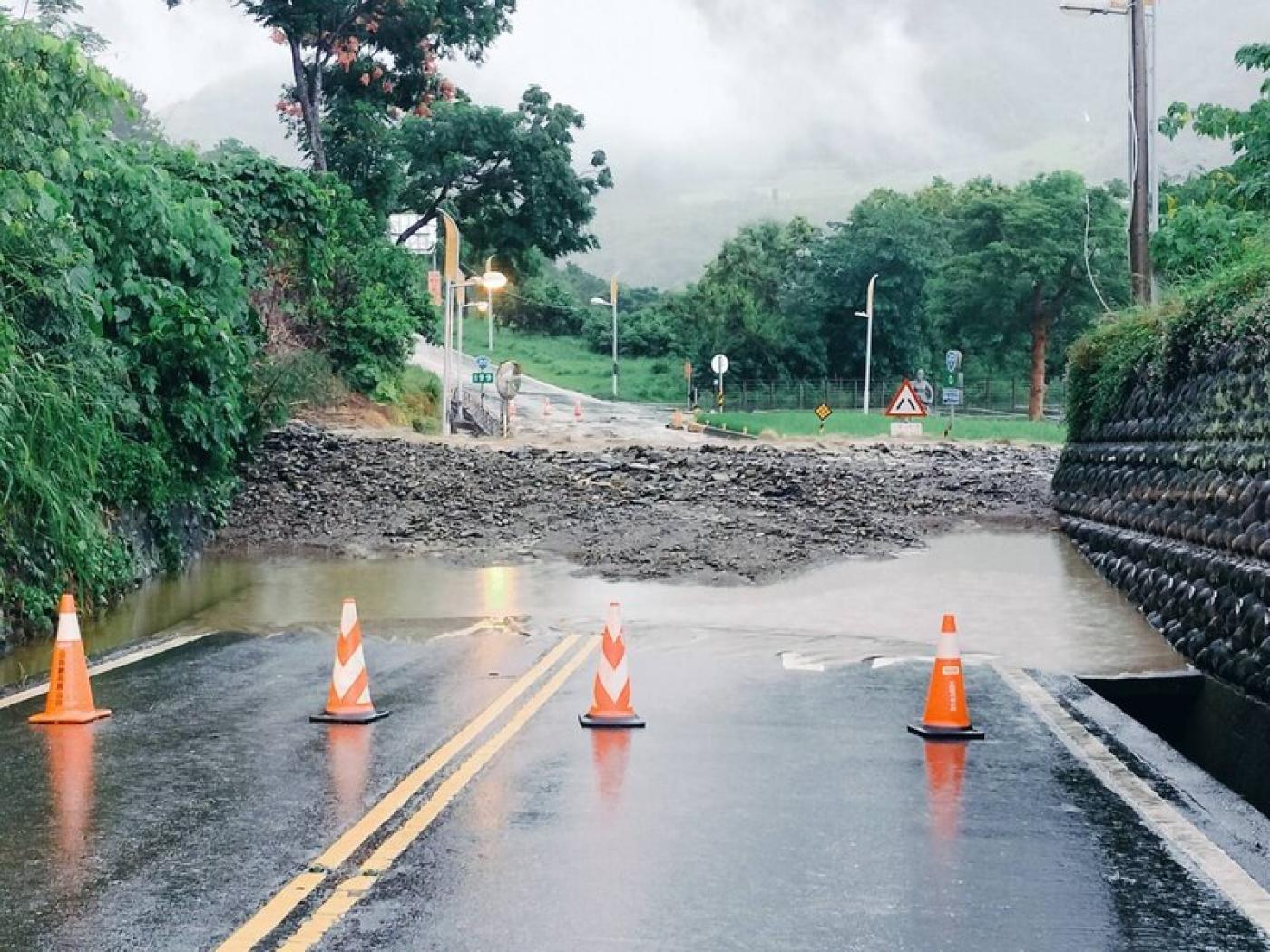 南橫公路台東端入口處初來路段3日清晨發生土石流，造成道路雙向阻斷。 （關山工務段提供）