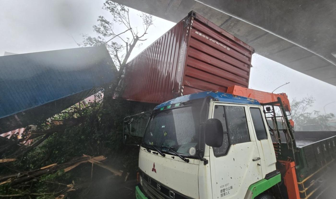 颱風山陀兒3日中午在高雄小港登陸，前鎮區大量貨櫃被吹翻。中央社