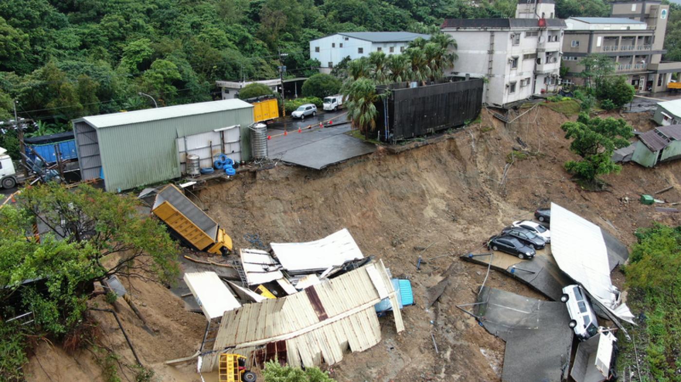 山陀兒颱風警報解除後，基隆市天外天焚化爐清潔大樓旁邊坡出現山崩與土石滑落情況，多輛公務車連同鐵皮建築陷落，場面怵目驚心。中央社