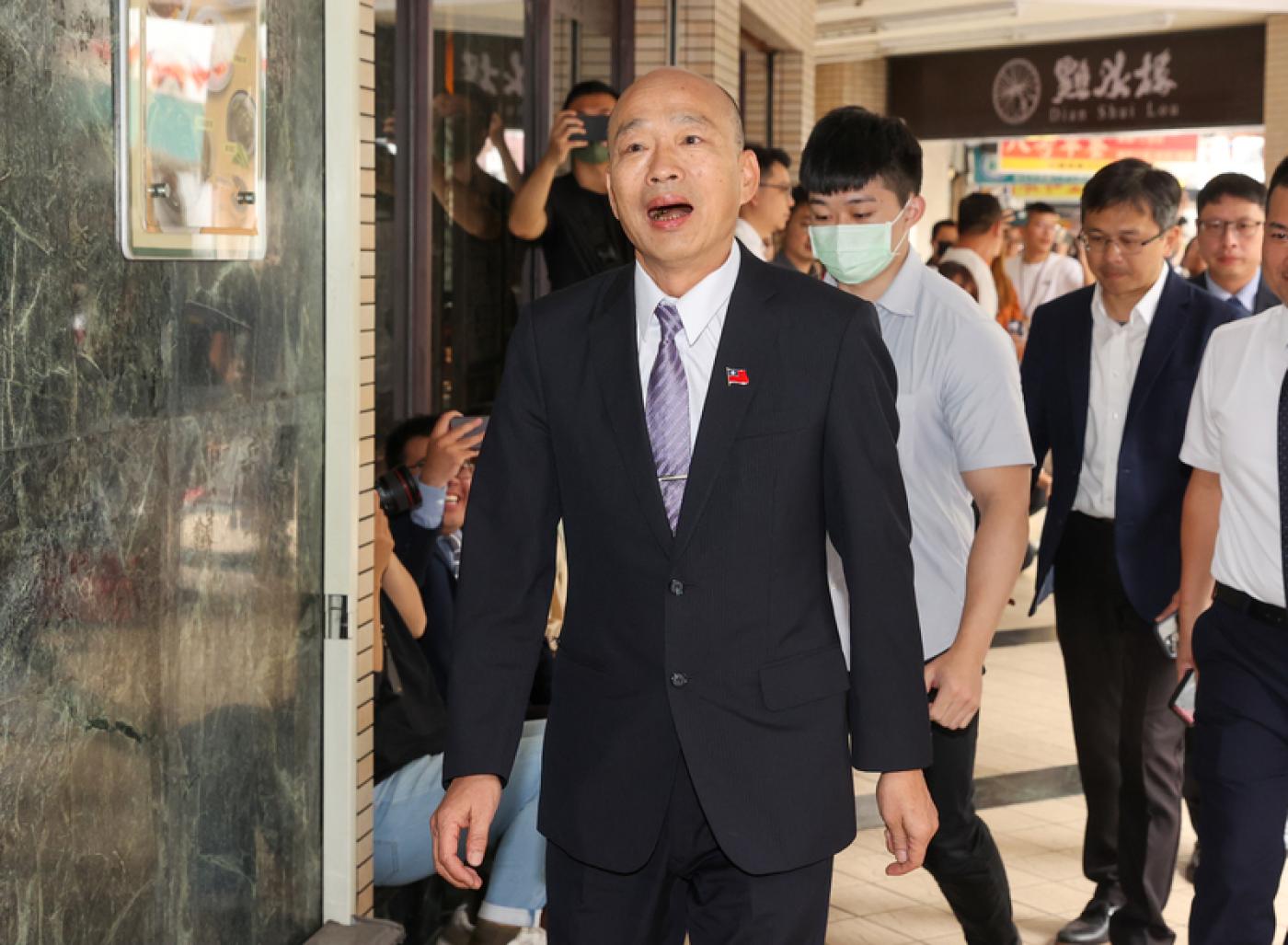 行政院長卓榮泰、立法院長韓國瑜11日邀請朝野黨團幹部餐敘，韓國瑜（前）中午赴宴，前往點水樓餐廳。 中央社