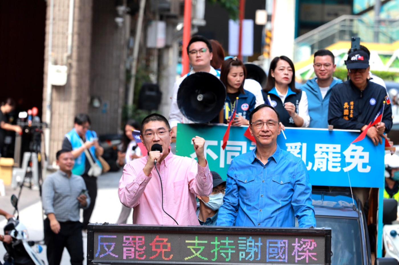 國民黨主席朱立倫（前右）11日前往基隆力挺謝國樑（前左），以車隊掃街方式，呼籲市民投下不同意罷免票。 國民黨基隆市黨部提供