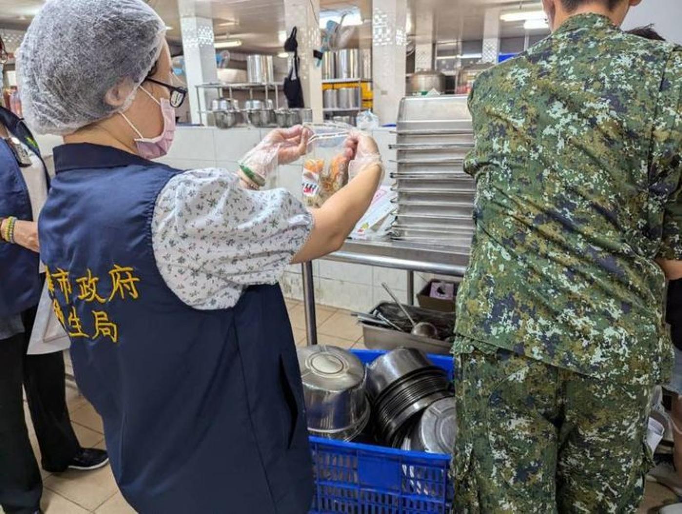 中正預校42名學生集體食物中毒。高雄市衛生局前往預校檢查發現有老鼠、蟑螂、蒼蠅蹤跡。高市衛生局提供